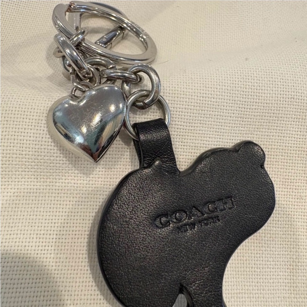 Limited Edition Coach Peanut Snoopy Dog Keychain w/Red Heart Charm Released 2014 - Picture 5 of 6